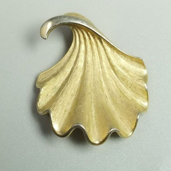 Vintage Crown Trifari Gold Tone Leaf Wave Shell Shape Brooch, Matte Gold Tone - Picture 7 of 7